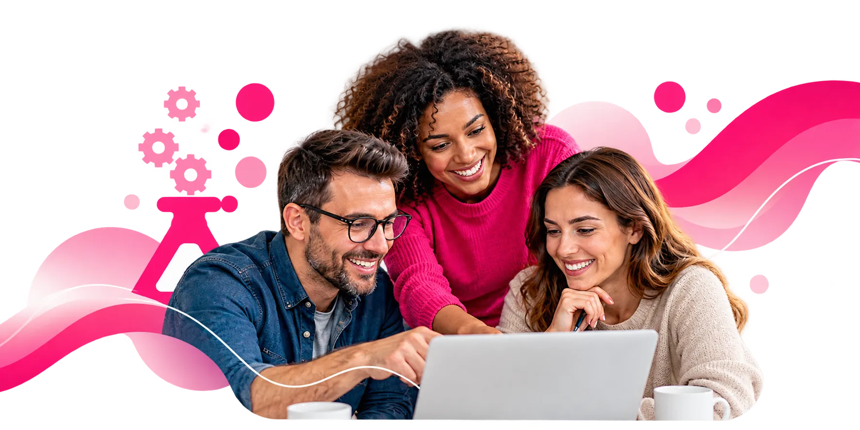Trois adultes souriants travaillent ensemble devant un ordinateur portable.