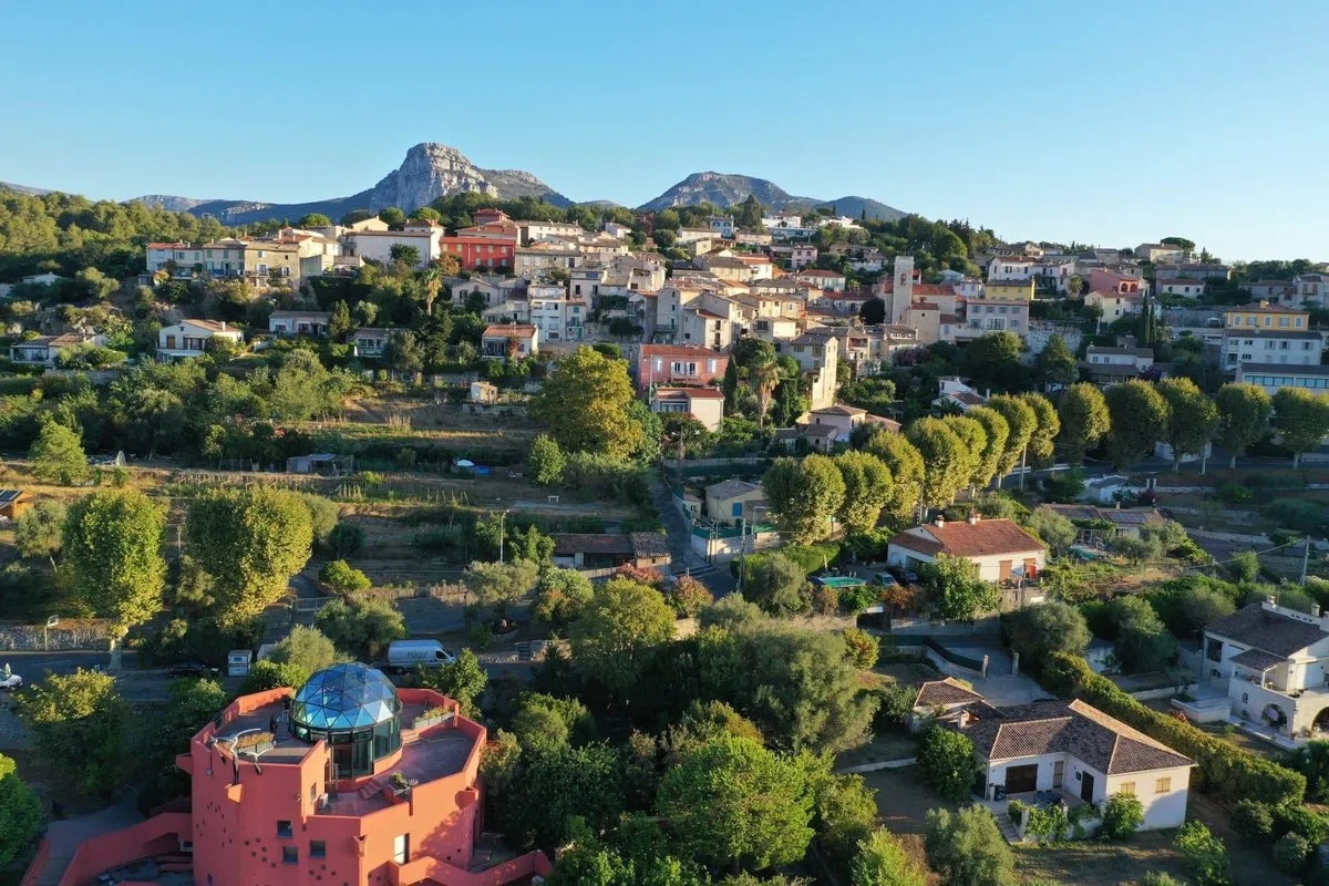 Vue aérienne du village de La Gaude et de ses collines.