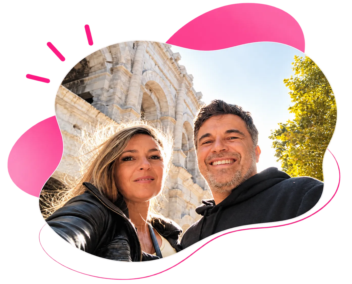 Samantha Pontvianne et Johann Barbier, souriants, devant un monument en pierre sous un ciel ensoleillé.
